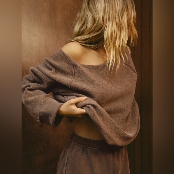 Joah Brown Off the Shoulder
Slouchy Sweatshirt Brown Size L NWT - Picture 6 of 7